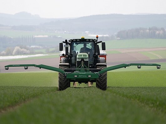 Frau auf Traktor mit NEXT Green Seeker