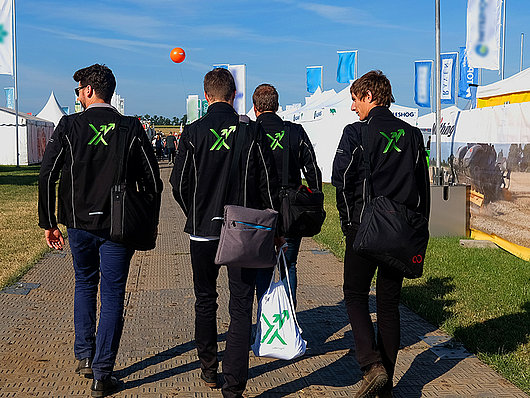 Vier Männer auf dem Weg zu einer Messe mit der NEXT Farming Jacke.